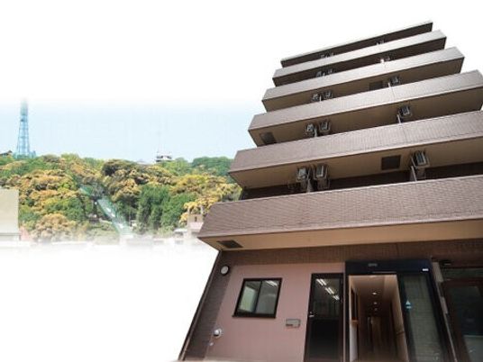 多階層建物と緑豊かな景色