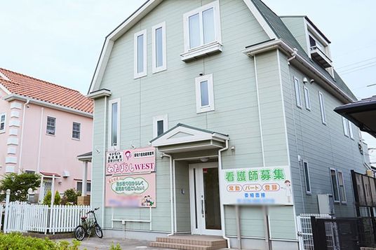エントランス前の建物外観