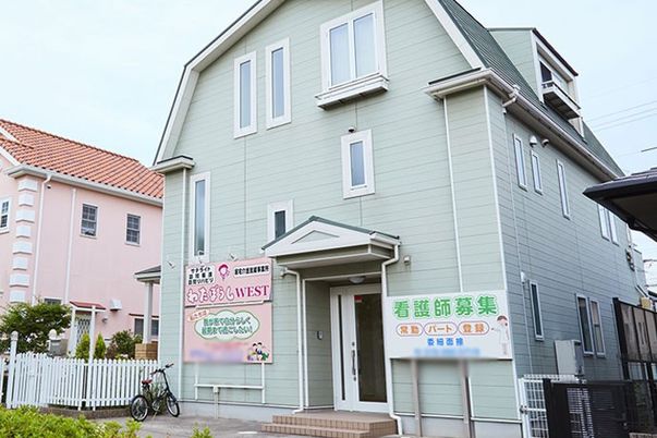 エントランス前の建物外観