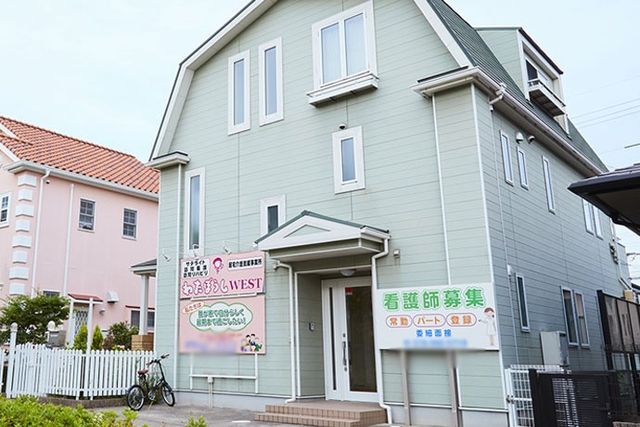 エントランス前の建物外観