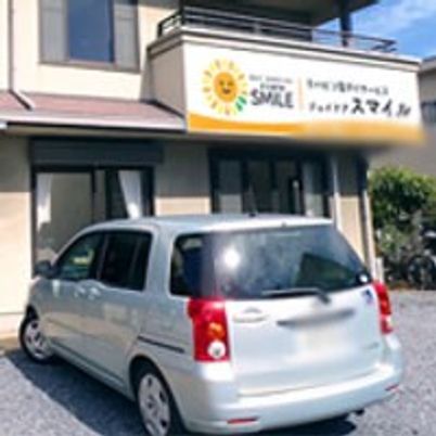 駐車場と建物