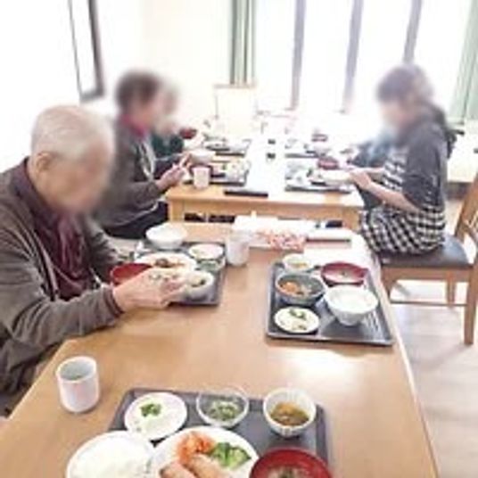 食事中の人々の食堂