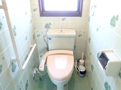 手すり付きのトイレ