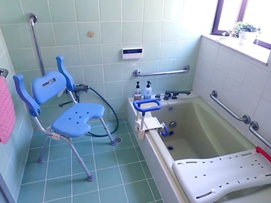 手すり付きの浴槽