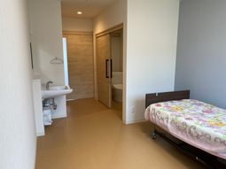 明るい個室の居室