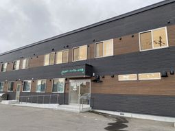 暖かみのある建物の外観