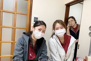 笑顔のスタッフと廊下