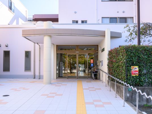 明るいエントランス風景