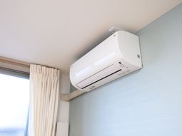 壁に取り付けられたエアコン