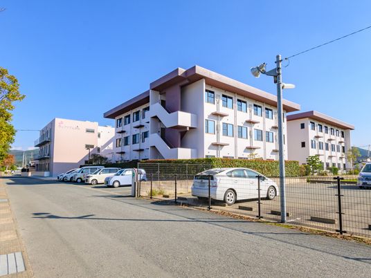 明るい建物の外観