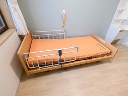 清潔な居室のベッド