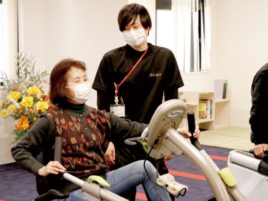 運動器具とスタッフ