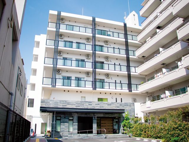 モダンな建物の外観 落ち着いた色合いで設計された清潔感のある建物です。通りからもアクセスしやすく、便利な立地にあります。