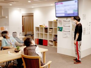 活動する人々の多目的室