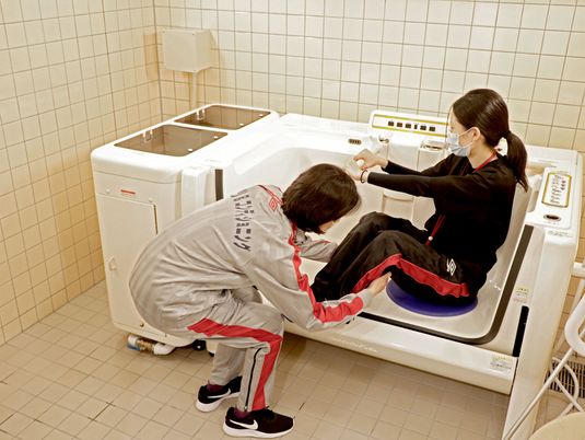 介助と共に入浴訓練