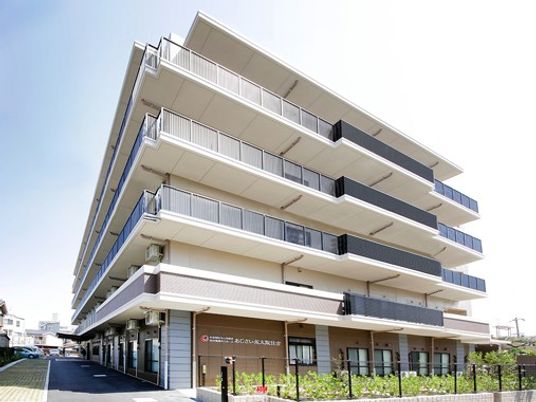 4階建て建物の外観  