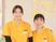 笑顔のスタッフ2人のエントランス  