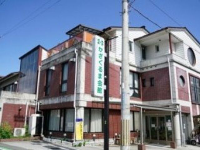 施設の外観 外観   明るい色合いの建物で、窓が多くすっきりとした印象です。入口まわりも見通しがよく、働く場の雰囲気が伝わります。