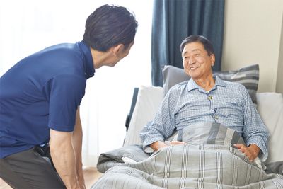 笑顔で会話する居室の様子