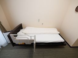 居室のベッドと時計