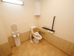 バリアフリー設計のトイレ