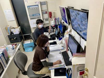 職員が仕事をする様子