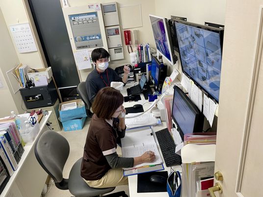 職員が仕事をする様子