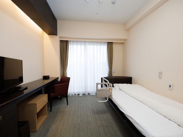 整然とした居室空間 居室 落ち着いた色合いの個室で、必要な設備が整っております。快適なプライベートタイムを過ごせる空間です。