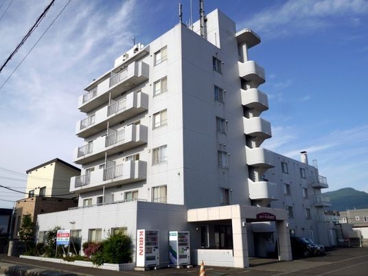 白い多階層建築物