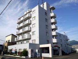 白い建物の外観