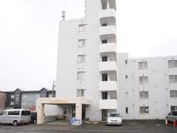 白い建物の外観