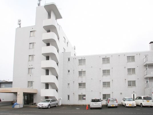 白い外壁の建物エントランス