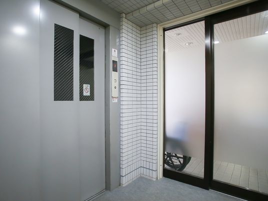 広々としたエレベーター前
