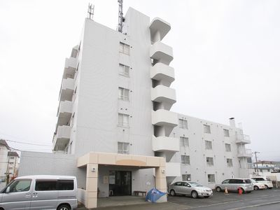白い建物の外観