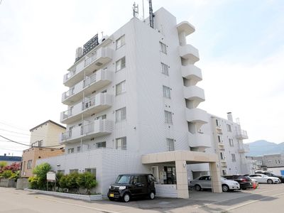 白い建物の外観