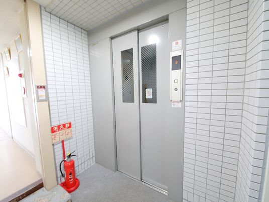 清潔なエレベーター前