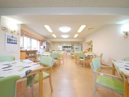 明るい食堂の様子