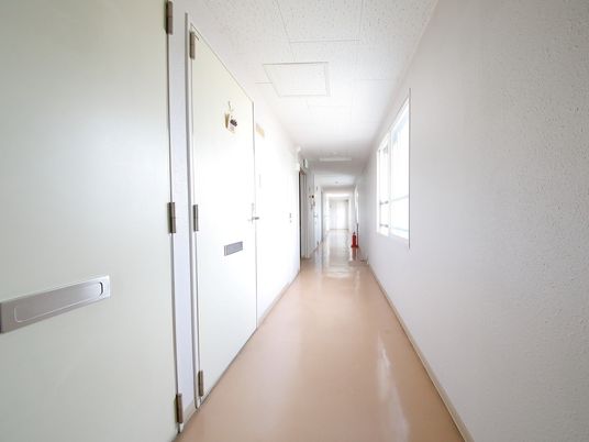 白壁の明るい廊下