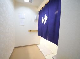 青い幕と白壁の廊下