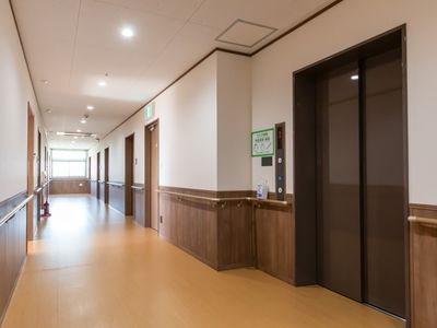 広々とした廊下の職場
