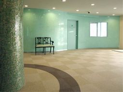 広々とした青い壁のロビー