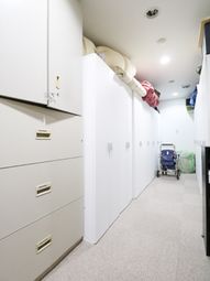 整然とした清潔な廊下