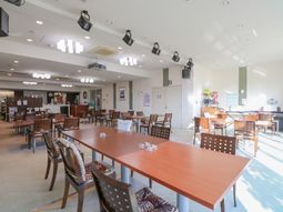 明るい食堂の様子