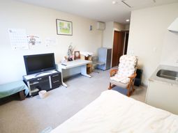 居室の明るい家具配置