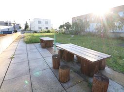 明るい陽射しの中庭