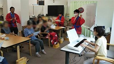 和やかなイベントの場
