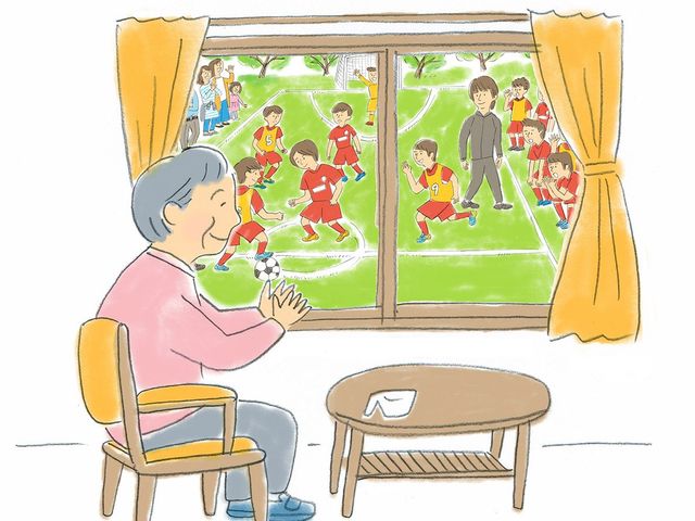 芝生を眺める窓辺の椅子 居室 窓からの自然光が差し込む明るいスペースです。椅子に座り、外の風景を楽しめます。