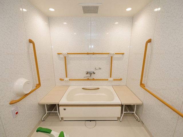 バリアフリー設計の浴室 浴室 手すりが完備された清潔な浴室です。床の滑りにくい素材や洗面台の高さも、利用者の安全を考えた設計になっています。