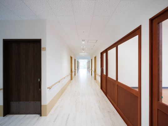 清潔な施設の廊下