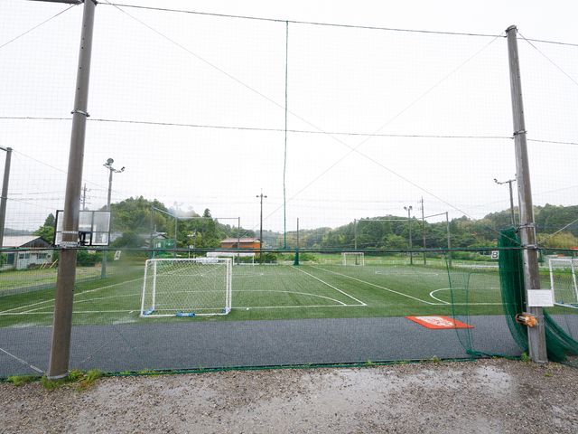 多機能スポーツコート 周辺環境 施設内の多目的に利用できるスポーツコートは、雨の日でも気兼ねなく体を動かせる空間です。健康維持に役立つレクリエーションが楽しめます。